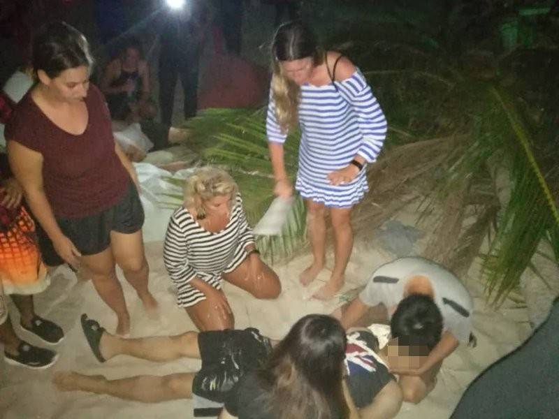 Orang ramai memberi bantuan kecemasan kepada mangsa di Pantai Chenang.