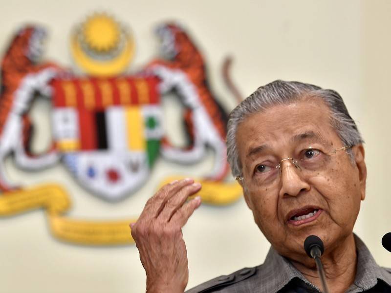 Perdana Menteri Tun Dr Mahathir Mohamad semasa sidang media selepas mempengerusikan Mesyuarat Jawatankuasa Khas Kabinet Mengenai Anti Rasuah (JKKMAR) di Bangunan Perdana Putra Putrajaya hari ini. - Foto Bernama