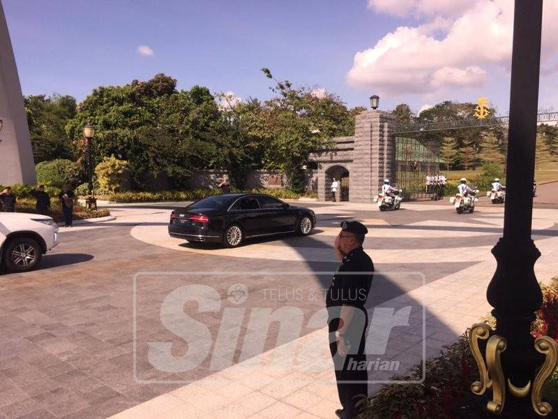 Kenderaan rasmi yang membawa Perdana Menteri tiba di Istana Bukit Serene, sebentar tadi.