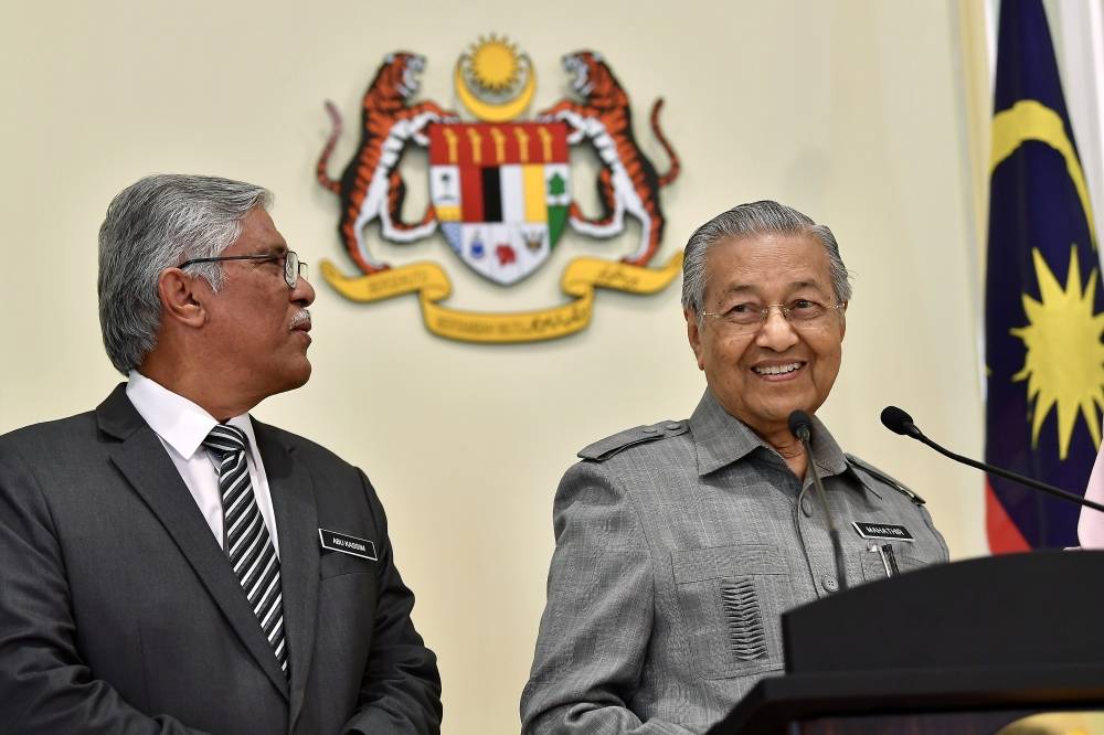 Perdana Menteri, Tun Dr Mahathir Mohamad semasa sidang media selepas mempengerusikan Mesyuarat Jawatankuasa Khas Kabinet Mengenai Anti Rasuah (JKKMAR) di Bangunan Perdana Putra Putrajaya hari ini.
Turut sama Ketua Pengarah Pusat Governans, Integriti dan Anti-Rasuah (GIACC), Tan Sri Abu Kassim Mohamed (kiri). - Foto Bernama