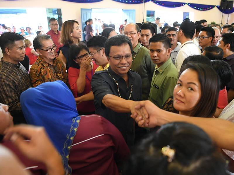 Ketua Menteri Sabah Datuk Seri Mohd Shafie Apdal bersalaman dengan penduduk Kadamaian ketika tiba menghadiri Majlis Rumah Terbuka Krismas dan Tahun Baru Dewan Undangan Negeri Kadamaian oleh Anggota Dewan Undangan Kadamaian yang juga Menteri Pembangunan Luar Bandar Sabah Datuk Ewon Benedick di Kampung Taginambur hari ini. - Foto Bernama