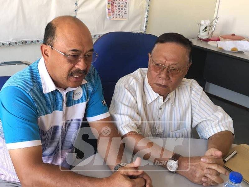 Abd Rahman (kiri) pada sidang media selepas menghadiri Mesyuarat Ladang Yayasan, semalam.