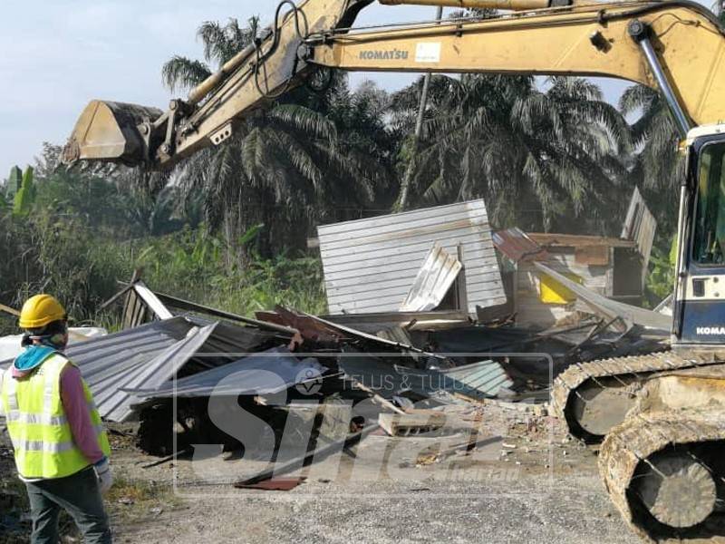 Operasi merobohkan struktur kekal di Kampung Seri Sentosa berjalan lancar.