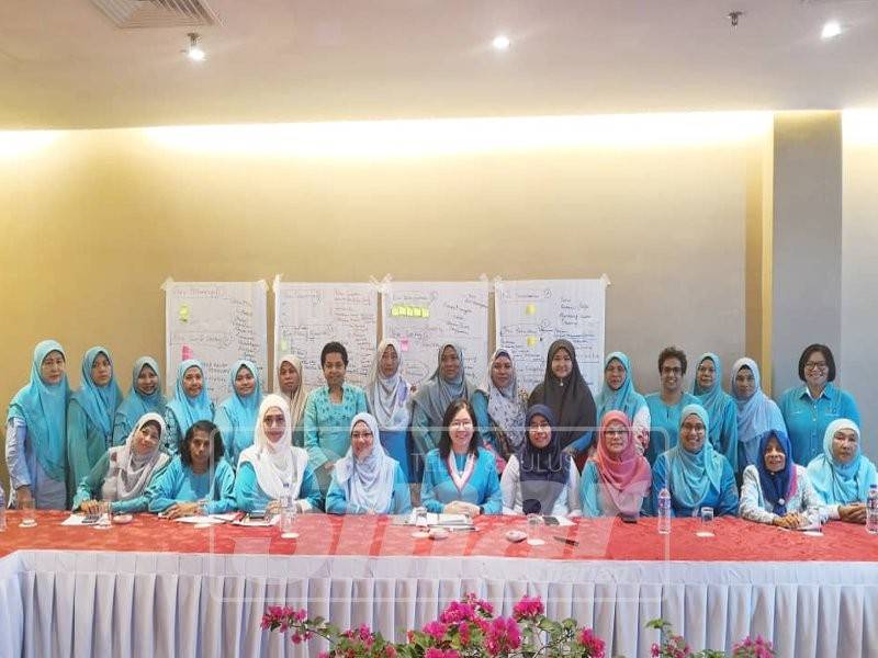 Yee Ling bersama (lima, kiri) bersama barisan kepimpinan Wanita PKR Perak bagi sesi 2018-2021.