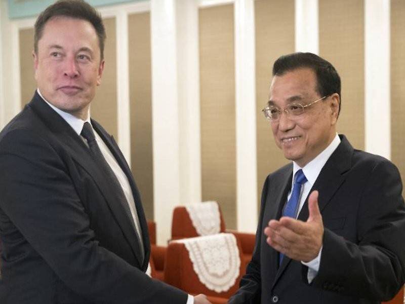 Musk ketika bertemu Keqiang di Beijing.- Foto AFP