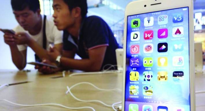 
Permintaan melemah di China untuk iPhone Apple berikutan ekonomi yang perlahan.