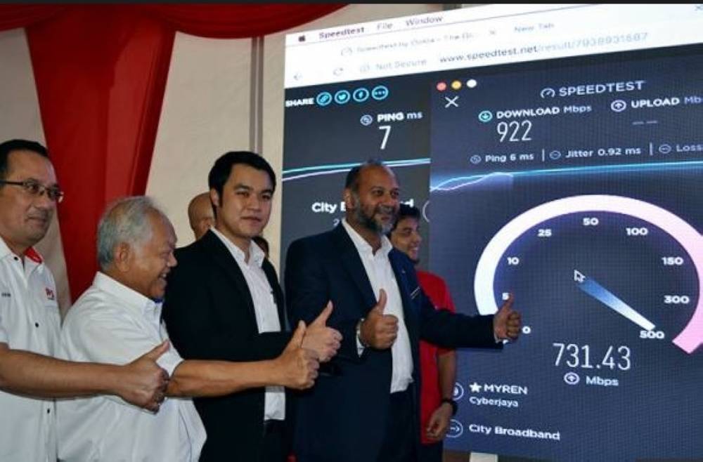 Chee Yee (tiga, kiri) dan Menteri Komunikasi dan Multimedia, Gobind Singh Deo ketika menguji kelajuan jalur lebar projek rintis NFCP TNB, baru-baru ini. Foto: Bernama