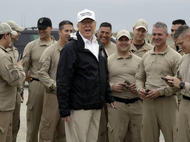 Trump kelihatan bersama anggota Kastam dan Pengawal Sempadan ketika kunjungan ke McAllen, Texas, semalam.- Foto AP
