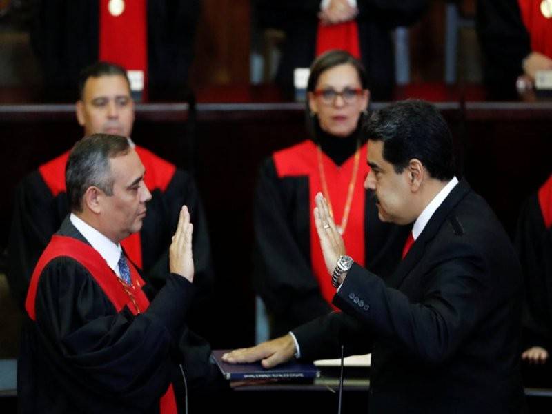 Maduro mengangkat sumpah sebagai presiden Venezuela untuk penggal kedua di hadapan Presiden Mahkamah Tinggi, Maikel Moreno. - Foto Carlos Garcia Rawlins/Reuters