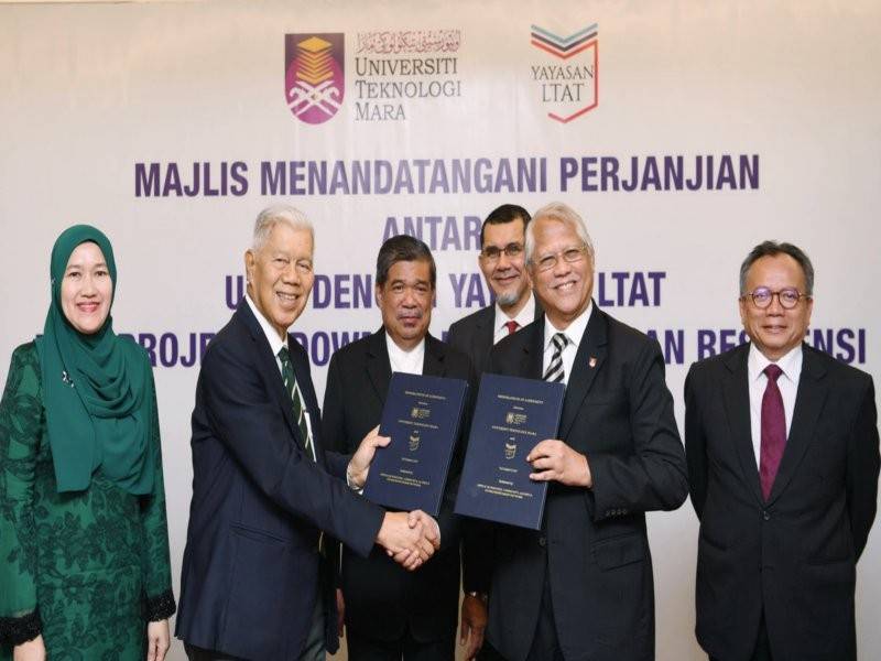 Menteri Pertahanan, Mohamad Sabu (tiga, kiri) menyaksikan penyerahan dokumen antara Naib Canselor UiTM, Profesor Emeritus Datuk Dr Hassan Said (dua, kanan) dengan Pemegang Amanah, Yayasan LTAT, Datuk Azzat Kamaludin (dua, kiri) pada Majlis Menandatangani Perjanjian antara Universiti Teknologi Mara (UiTM) dengan Yayasan Lembaga Tabung Angkatan Tentera (LTAT) bagi Projek Endowmen Pembangunan Residensi di UiTM, Hari ini. Turut hadir Pengerusi Lembaga Pengarah UiTM, Datuk Seri Syed Zainal Abidin Syed Mohamed Tahir (tiga, kanan), Timbalan Naib Canselor ICAEN, Profesor Datuk Dr Rahmat Mohamad (kanan) dan Ketua Eksekutif LTAT, Nik Amlizan Mohamed (kiri). - Foto Bernama
