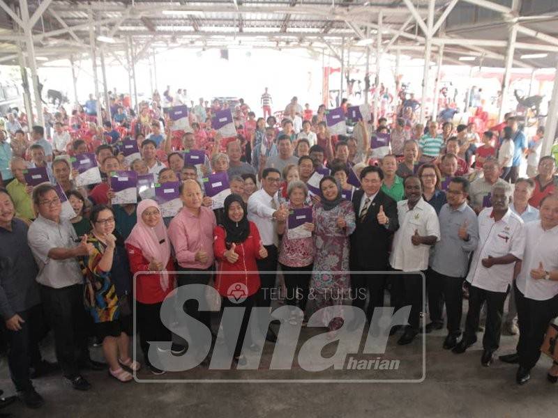 Ahmad Faizal (tujuh, kiri) bersama penerima selepas menyerahkan Notis 5A kepada 49 penduduk. - Foto Pejabat Menteri Besar Perak