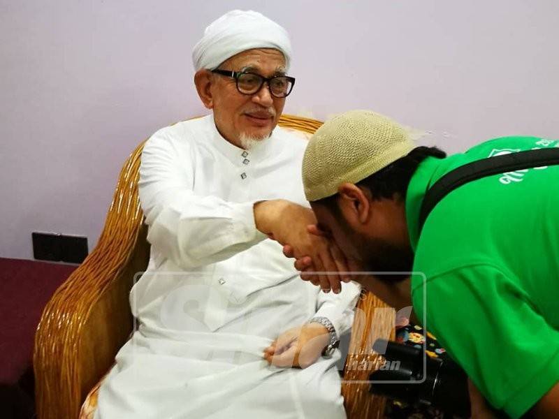 Abdul Hadi menerima kunjungan unit media kerajaan negeri di kediamannya, hari ini.