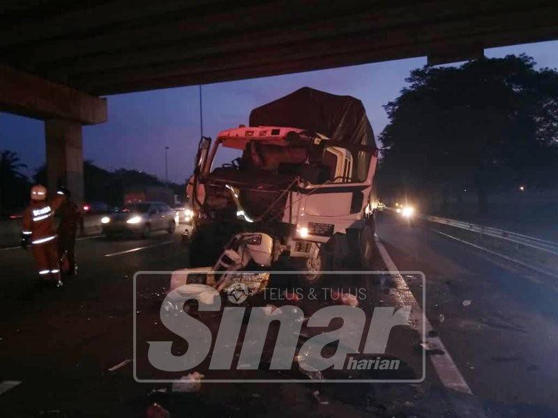 Kemalangan menyebabkan pemandu treler terbabit meninggal dunia di lokasi kejadian.