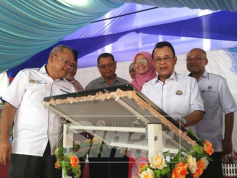 Osman (dua, kanan) sewaktu Majlis Perasmian Sekolah Menengah Kebangsaan (SMK) Suria Perdana dan Program 'Back To School' di Batu Pahat.