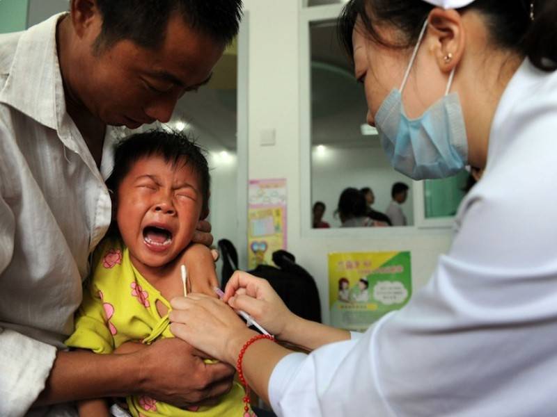 Seorang kanak-kanak menerima suntikan vaksin imunisasi bagi membasmi penyakit polio.