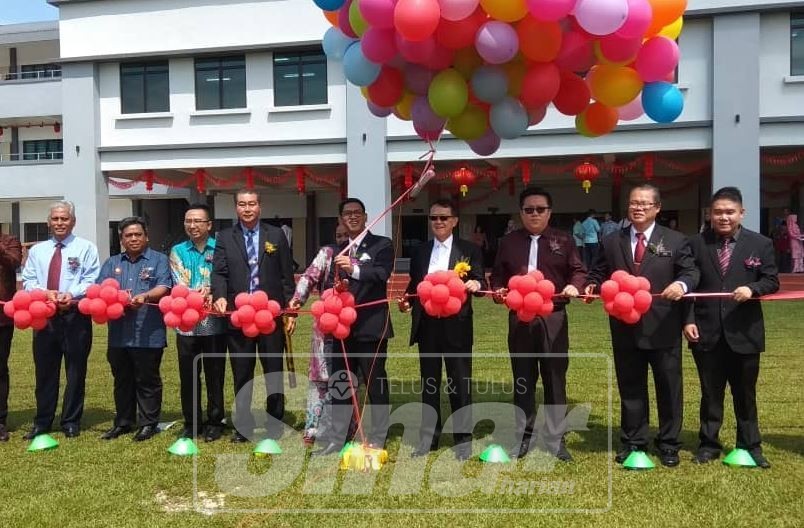 Ahmad Faizal (enam, kiri) menyempurnakan gimik perasmian bangunan pentadbiran sekolah berkenaan.
