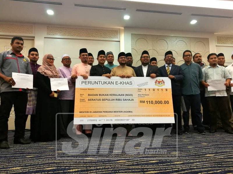 Mujahid menyampaikan peruntukan e-Khas berjumlah RM110,000 kepada 13 NGO.