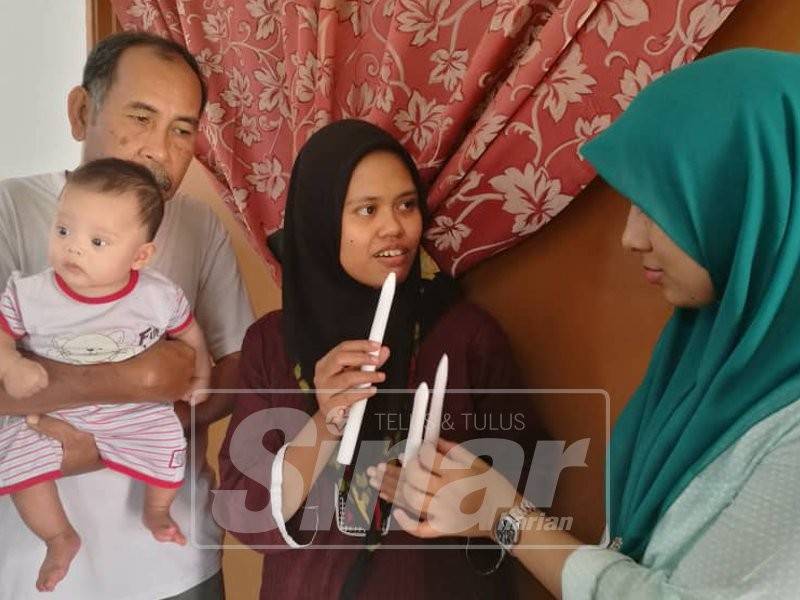 Nafika menunjukkan lilin yang disyorkan doktor digunakan untuk membesarkan laluan dubur Aryan yang sempit.