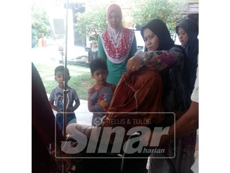 Ahli keluarga Noraziah membawa mangsa ke Hospital Setiu sejurus kejadian itu. 