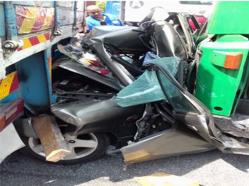 Kereta Perodua Kelisa dipandu mangsa remuk akibat rempuhan. - Foto Pembaca