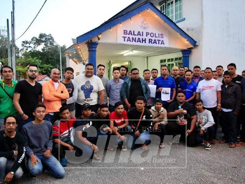 Mohd Farid bersama Pemuda Umno Pahang selepas membuat laporan polis, hari ini.