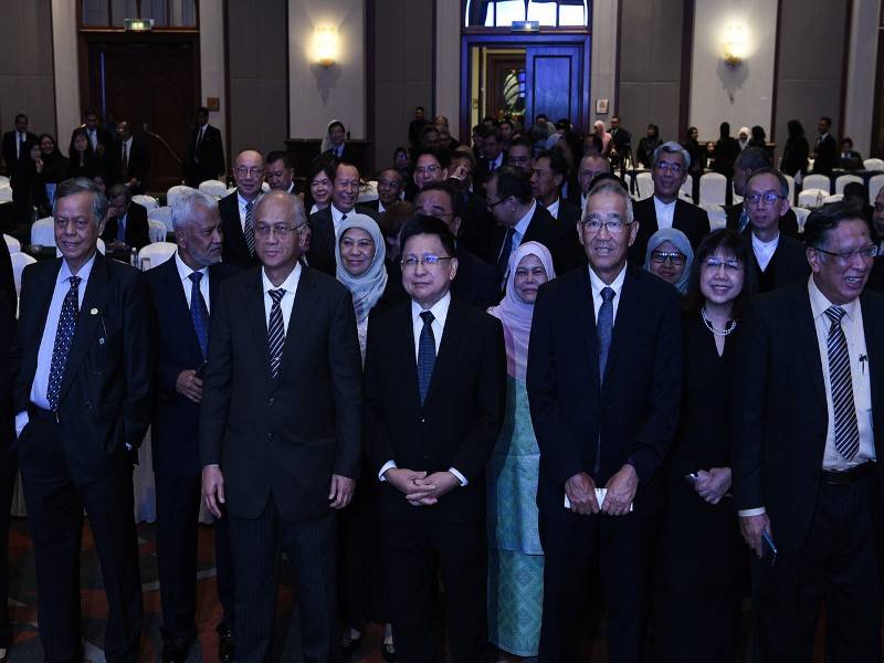 Ketua Hakim Negara Tan Sri Richard Malanjum bergambar bersama sebahagian hakim-hakim yang hadir pada Mesyuarat Majlis Hakim-Hakim Malaysia kali ke-53 hari ini.- Foto Bernama. 