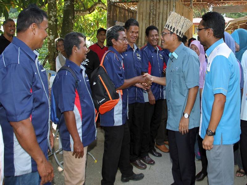 Menteri Besar Perak, Datuk Seri Ahmad Faizal Azumu (dua, kanan) beramah mesra dengan Tok Batin pada Program Kembara Prihatin Majlis Senator Malaysia 'Merakyatkan Dewan Negara' di Perkampungan Orang Asli Pos Yum, Sungai Siput, hari ini.- Foto Bernama 