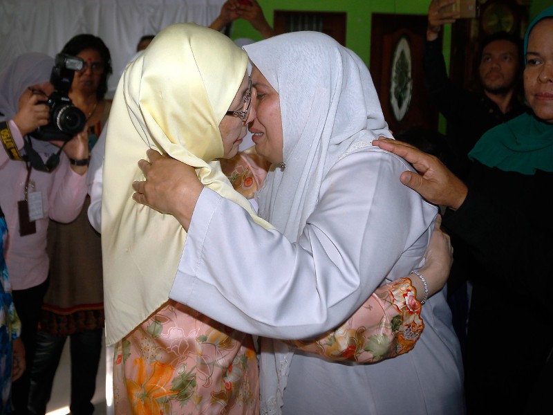 Timbalan Perdana Menteri Datuk Seri Dr Wan Azizah Wan Ismail (kiri) menenangkan balu Anggota Dewan Undangan Negeri (ADUN) Semenyih, Basirah Sardiq Muhammad, 49, (kanan) ketika menziarahi keluarga mereka hari ini.
Bakhtiar, 57, yang juga wakil rakyat Parti Pribumi Bersatu Malaysia (Bersatu) menghembuskan nafas terakhir di Hospital Kajang kira-kira 4.45 pagi akibat serangan jantung. Allahyarham selamat dikebumikan di Tanah Perkuburan Kampung Pasir, pada 3 petang tadi. - Foto Bernama