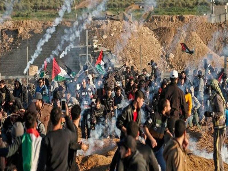 Penduduk Palestin bertempur dengan tentera rejim semasa bantahan di pagar sempadan Gaza-Israel.
