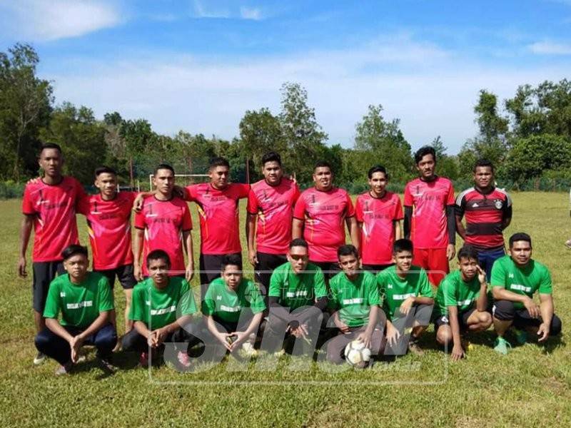 Barisan pemain Stevilla FC (duduk) bergambar bernama pasukan lawan sebelum mula beraksi.