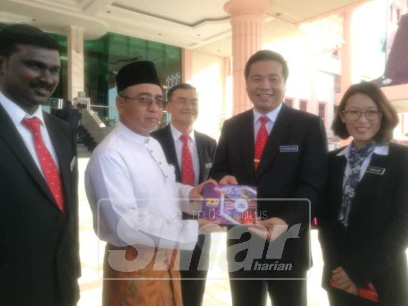 Adly serah kalendar kerajaan negeri kepada Exco Perumahan, Kerajaan Tempatan, Alam Sekitar dan Teknologi Hijau, Datuk Tey Kok Kiew selepas majlis perhimpunan bulanan di Dataran Seri Negeri di sini, semalam.
