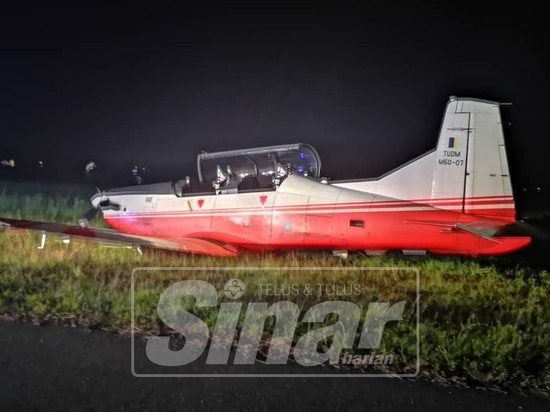 Keadaan pesawat Pilatus PC-7 MK II selepas pendaratan cemas di landasan KTU, malam tadi.