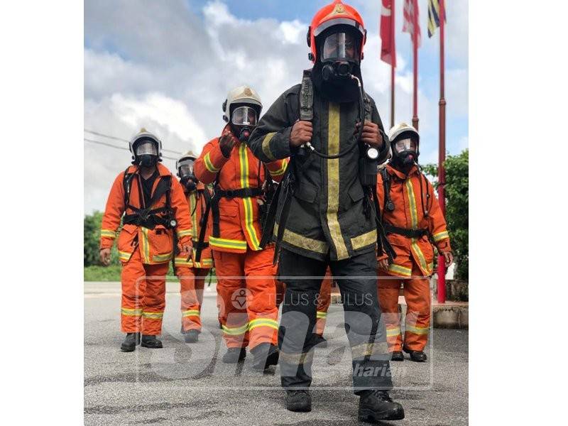 Anggota Balai Bomba Pasir Mas semasa sesi latihan kawad mahir pembiasaan pemakaian alat pernafasan (BA).