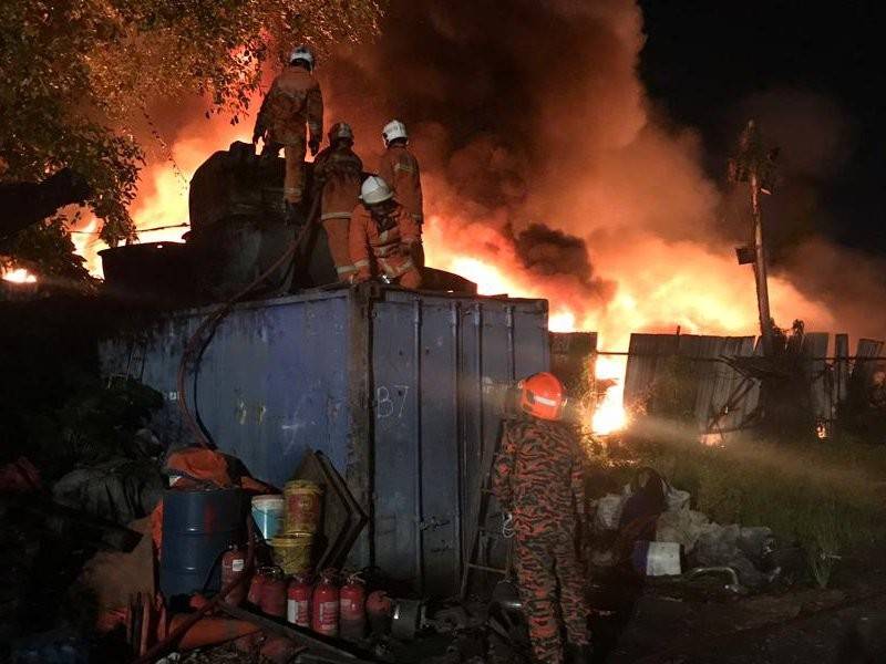 Bomba bertungkus lumus memadamkan kebakaran berkenaan. - Foto JBPM KL