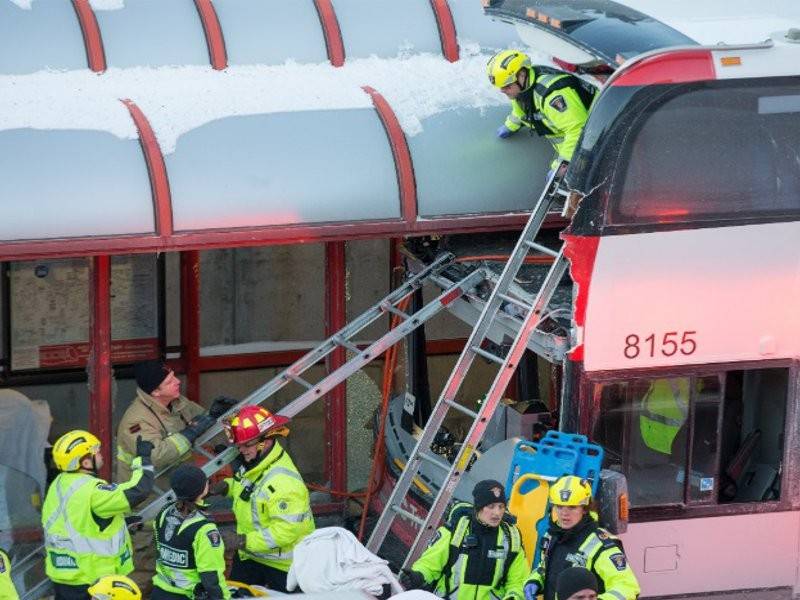 Bas dua tingkat OC Transpo melanggar sebuah hentian transit dan menyebabkan kematian tiga mangsa.- Foto ottawacitizen.com