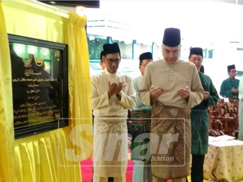 Sultan Nazrin Shah membaca doa selepas menyempurnakan perasmian Sambutan Jubli Emas Masjid Sultan Idris Shah, hari ini.
