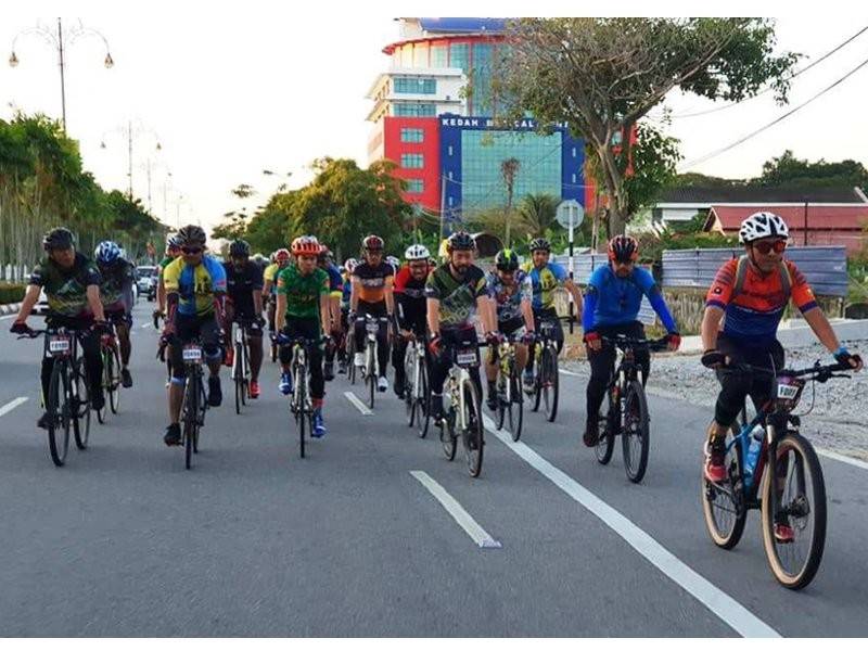 Mukhriz (tiga, kanan) bersama sebahagian peserta kayuhan Fun Ride sejauh 40km.