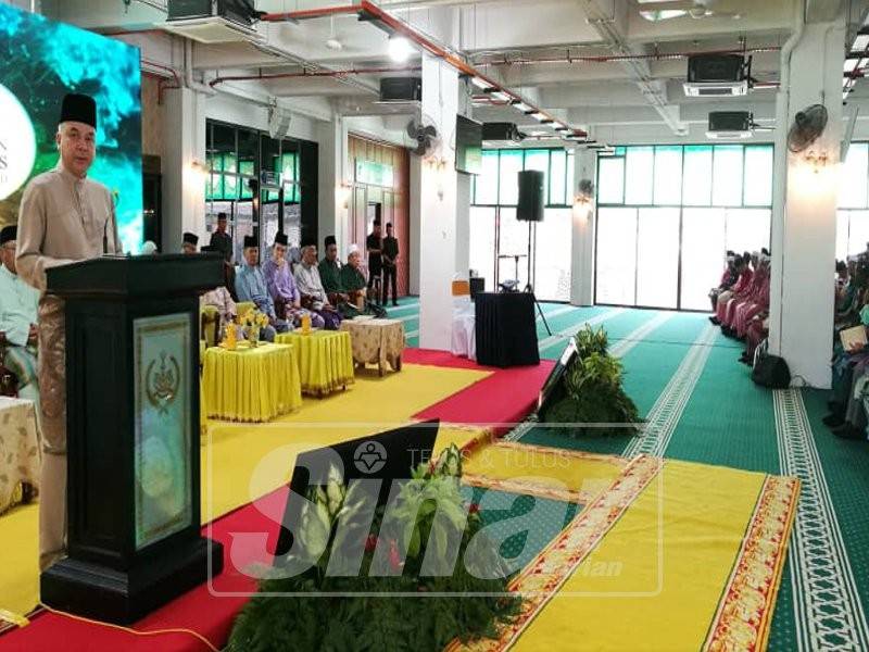 Sultan Nazrin Shah bertitah pada majlis Sambutan Jubli Emas Masjid Sultan Idris Shah, hari ini.
