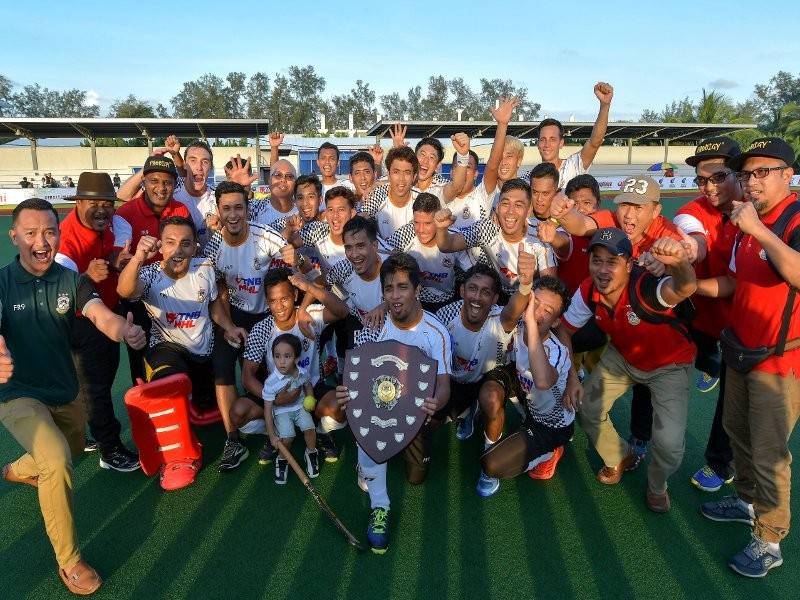 THT meraikan kejayaan memenangi Piala Sumbangsih selepas menewaskan pasukan UniKL menerusi penalti ‘shoot out’ 3-1 selepas terikat 2-2 pada perlawanan Sumbangsih Liga Hoki Malaysia TNB 2019 di Stadium Hoki Batu Burok, semalam. - Foto Bernama