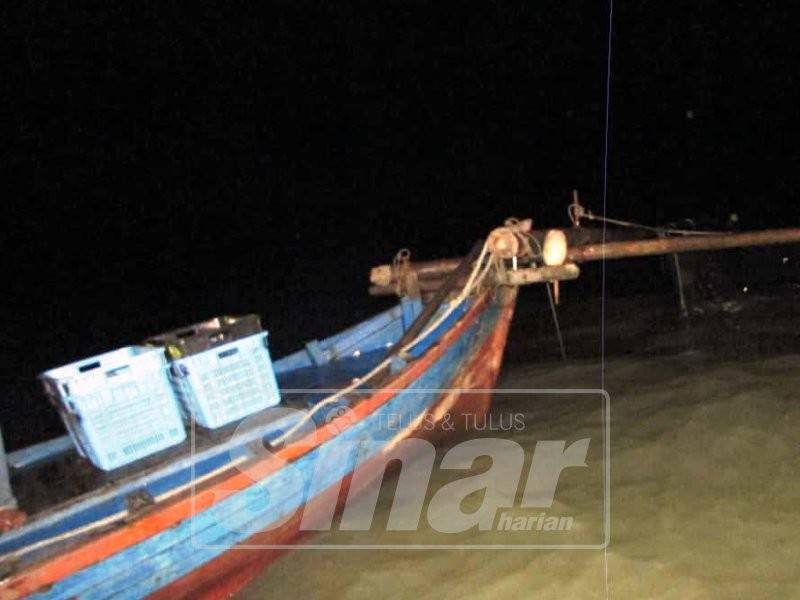 Bot rawa sorong bersama 30kg ikan baja yang dikesan menjalankan aktiviti menangkap ikan tanpa lesen di perairan Pulau Kalumpang, malam tadi.
