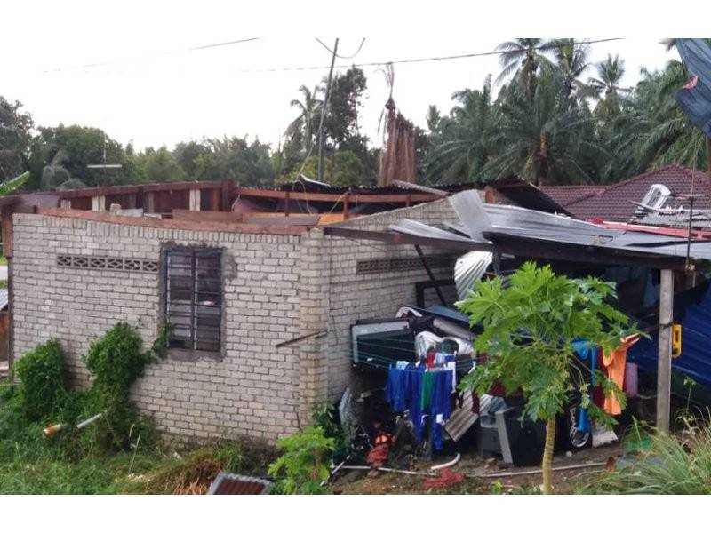 Keadaan rumah dipukul ribut di Kampung Sungai Kerang, Teluk Intan. - Foto ihsan APM Hilir Perak