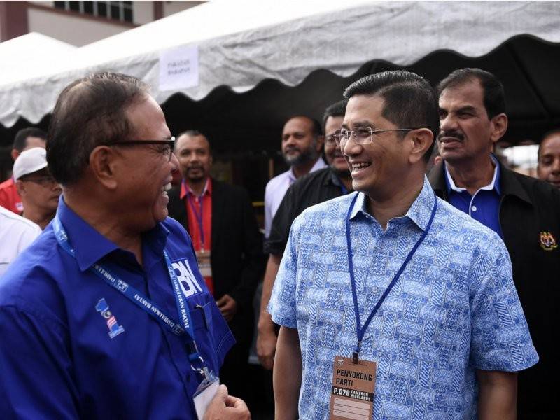 Menteri Hal Ehwal Ekonomi Datuk Seri Mohamed Azmin Ali (tengah) beramah mesra bersama Menteri Besar Pahang Datuk Seri Wan Rosdy Wan Ismail (kiri) ketika tiba di pusat penamaan calon bagi Pilihan Raya Kecil (PRK) Parlimen Cameron Highlands (P.078) di Sekolah Menengah Kebangsaan Sultan Ahmad Shah pagi ini. - Foto Bernama
