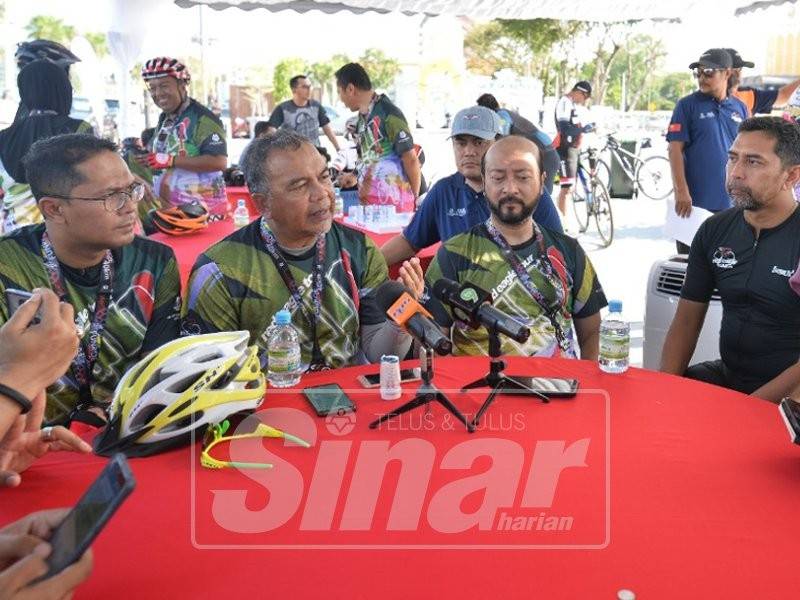 Amiruddin (dua, kiri) pada sidang media, hari ini.