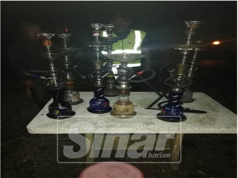 Bahagian Penguatkuasa MDT menyerbu kedai makan yang menjual shisha di Wakaf Bharu dan merampas peralatan shisha.