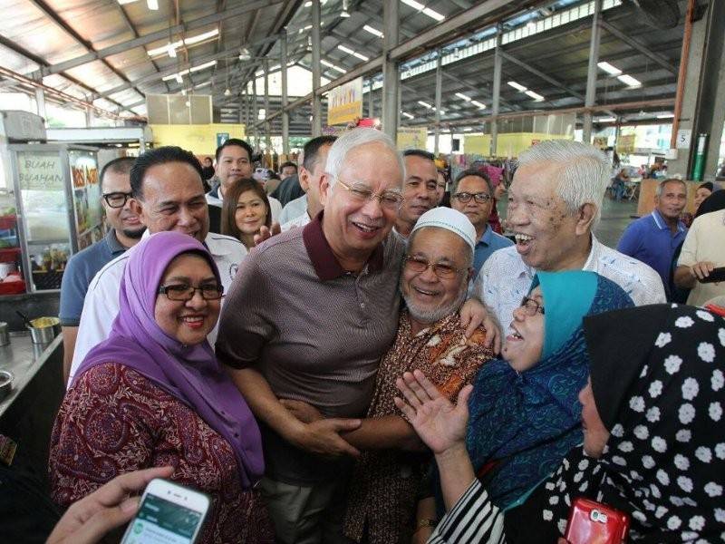 Antara momen Najib bersama masyarakat pagi tadi.