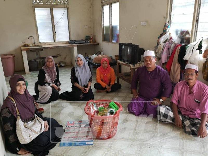 Mohd Rowi (dua, kanan) ketika menziarahi keluarga miskin menerusi program Ziarah Kasih hari ini.