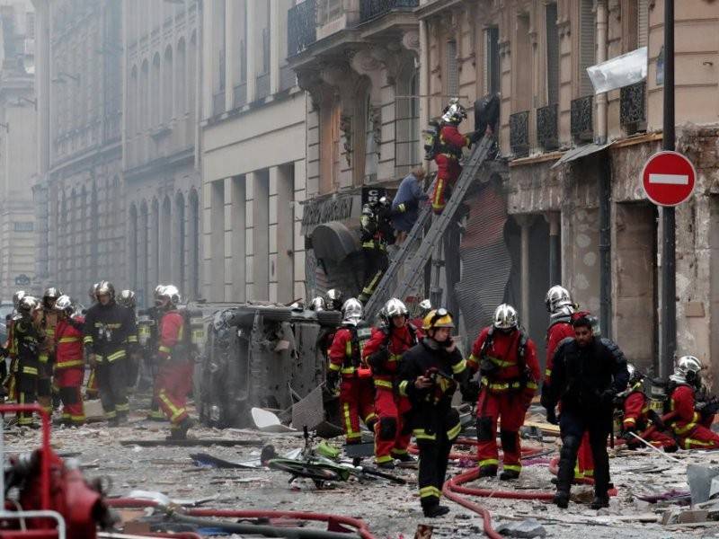 Impak letupan memusnahkan sebuah kedai roti di rue Trevise di daerah Grands Boulevards.