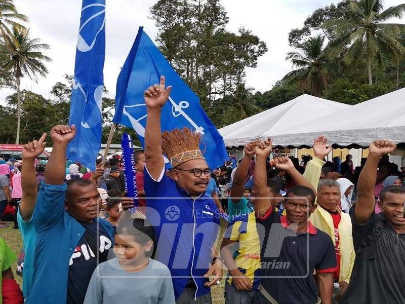 Ramli bersama orang-orang kampungnya di Pos Manson, hari ini. Foto Facebook BN.