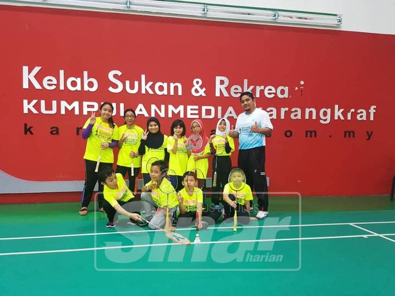 Peserta Klinik Asas Badminton iaitu anak ahli KSR Karangkraf bergambar kenangan sebelum sesi klinik bermula.