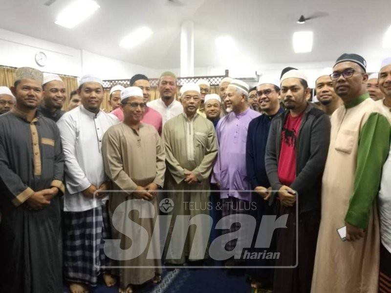 Sultan Abdullah berkenan merakamkan gambar bersama penduduk yang hadir solat subuh di Masjid Imam Ash Shafie, KotaSas di sini, hari ini.